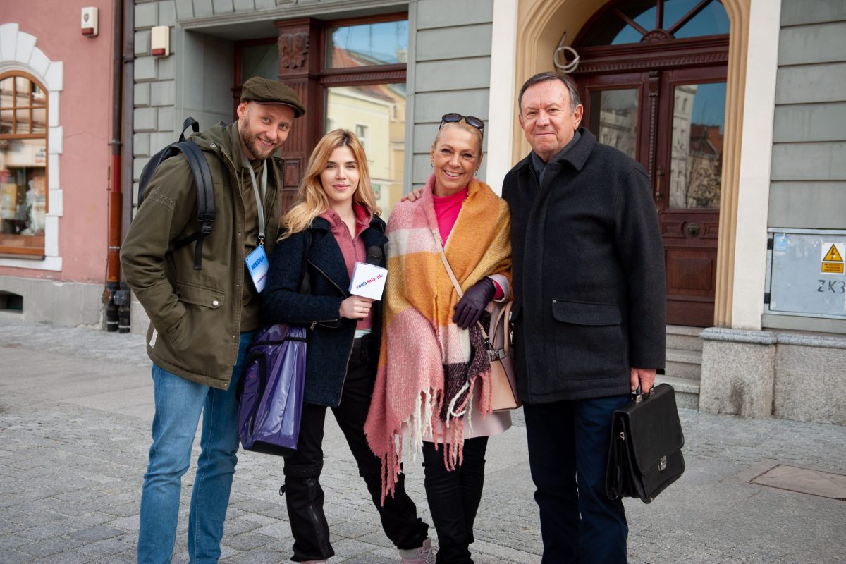 Kazimierz-Barski-z-zona-_Lombard.-Zycie-pod-zastaw-w-serialu-Reporterzy.-Z-zycia-wziete_fot.-TV-Puls_03