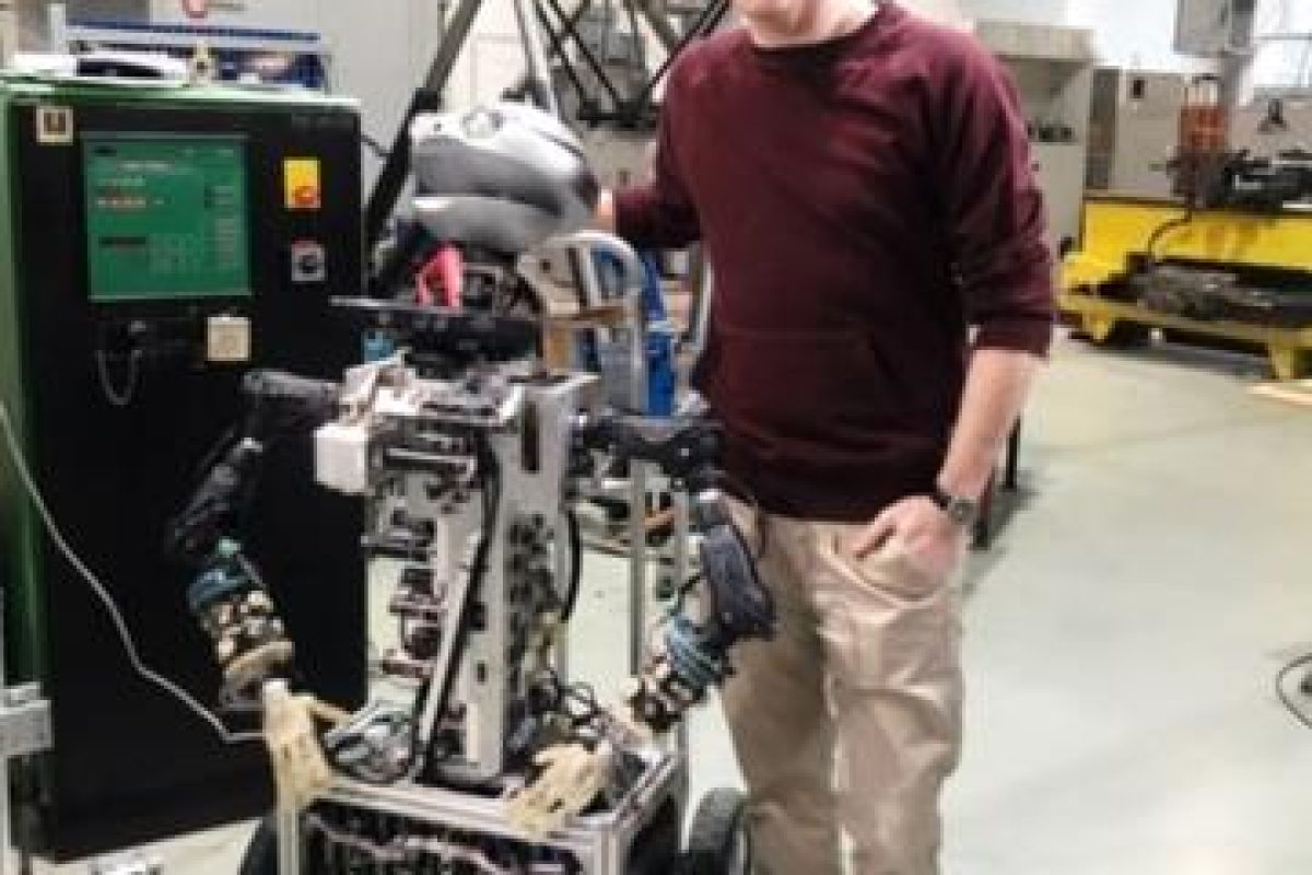 lombardzyciepodzastaw_maciej_gisman_z_robotem_tv_puls